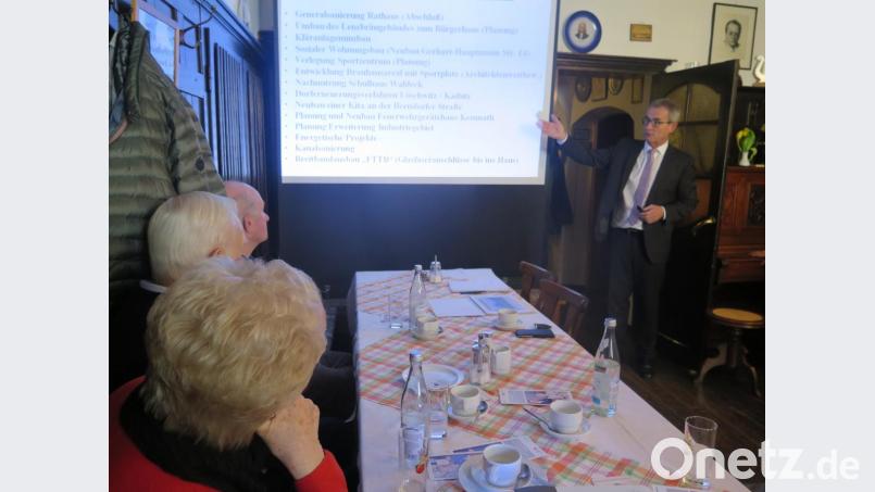 Viel Zeit nimmt sich Bürgermeister Werner Nickl (rechts) beim Seniorenclub für die Information der älteren Bürger. Bild: jzk