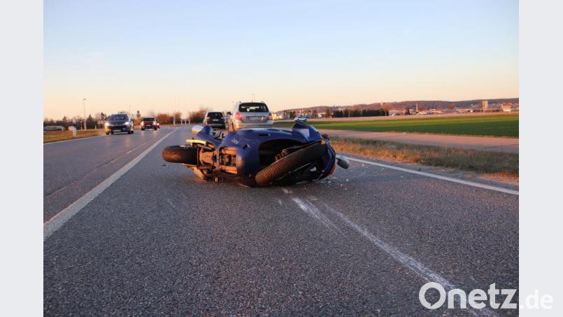 Der Fahrer dieses Motorrads war am Freitag kurz vor 18 Uhr von der Autobahn abgefahren, um einem langen Stau zu entgehen, der sich dort nach einem Unfall gebildet hatte. Bei einem plötzlichen Bremsmanöver stürzte der Mann auf die B 15 und musste ärztlich versorgt werden. Bild: Thomas Dobler