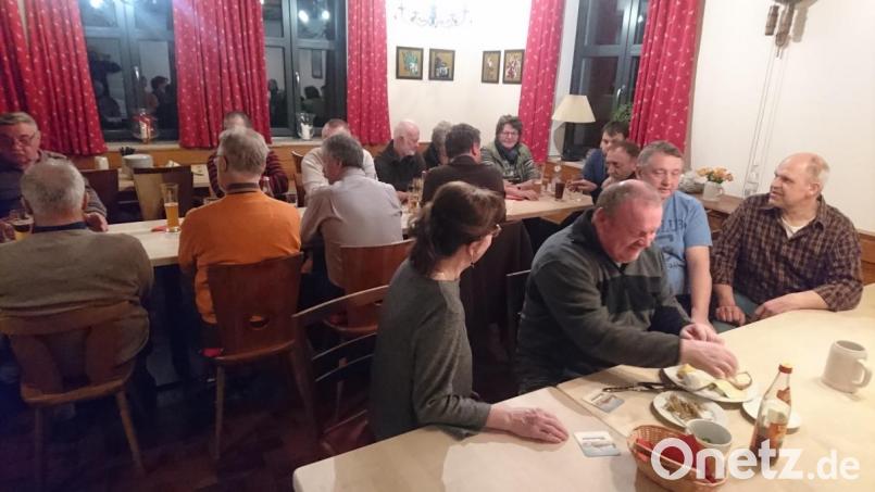 Kommunale Probleme wurden der letzten Zusammenkunft der UWG im Bräustüberl Scheuerer erörtert. Bild: gi