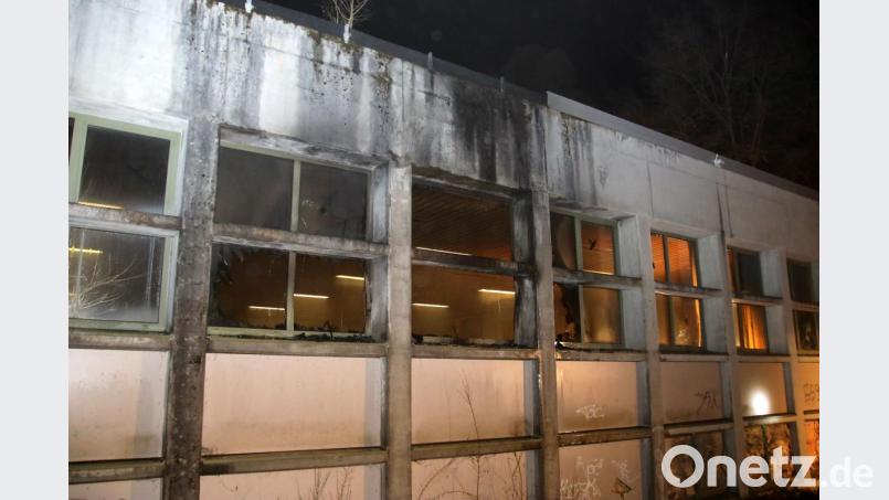 Die Einsatzkräfte löschen das Feuer an der Naabtalturnhalle. Bild: Alexander Auer
