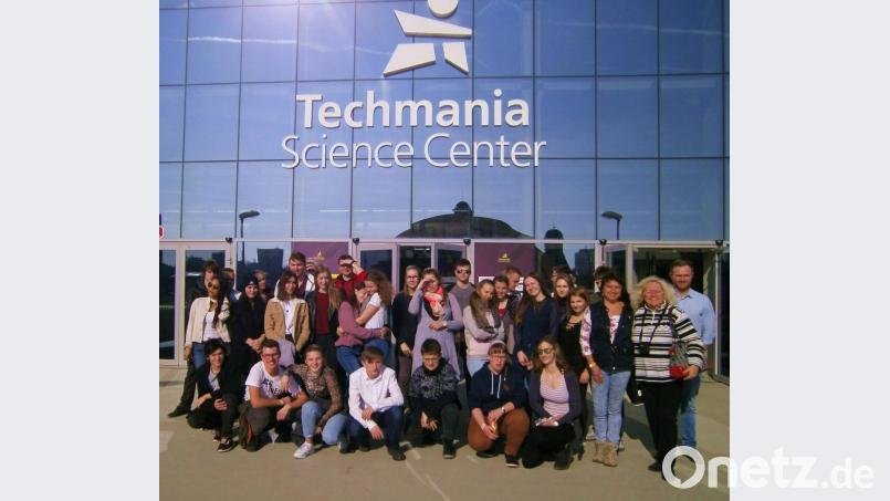 Die Schülergruppe aus Wiesau und Marienbad vor dem Techmania Pilsen. Bild: exb