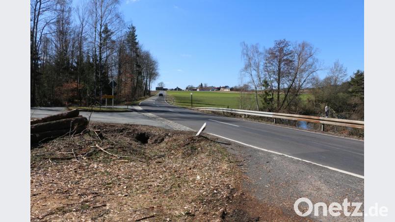 Sträucher sind entfernt, Bäume bereits gefällt. Doch erst im Sommer startet der weitere Ausbau der Staatsstraße 2169 zwischen Voitenthan und der Einmündung der Kreisstraße TIR 18. Bild: bsc