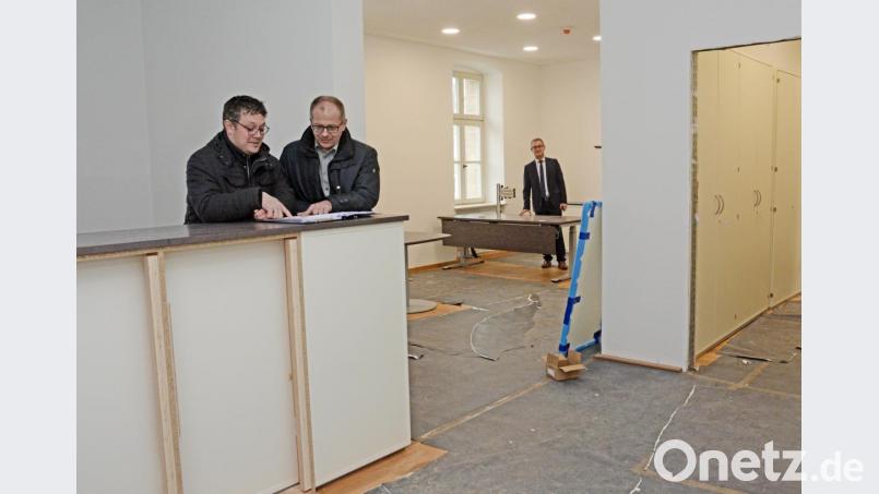Rathaus Kemnath: Noch sieht man, ob Bürgermeister Werner Nickl (hinten) in seinem Büro ist. Eine Holzwand wird es aber demnächst vom Vorzimmer, wo Roland Sächerl und Roman Schäffler (von links) Bauuntelagen durchgehen, trennen. Bild: Gabi Schönberger