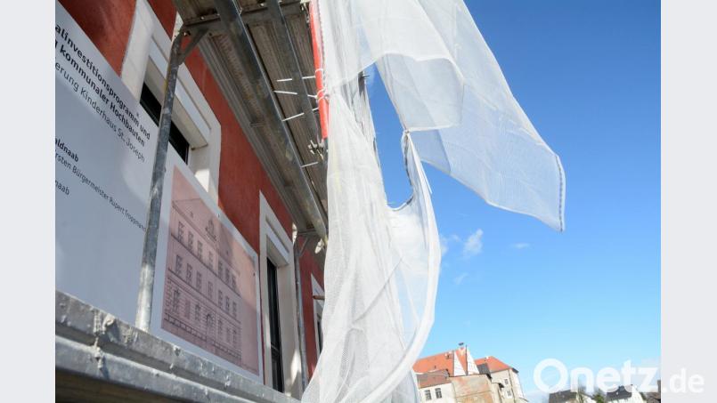 Die Generalsanierung des roten Schulhauses für das Kinderhaus St. Joseph ist ins Stocken geraten. Jetzt hat das Landratsamt mit der Erteilung der Baugenehmigung den Baustopp aufgehoben. Bild:  Gabi schönberger