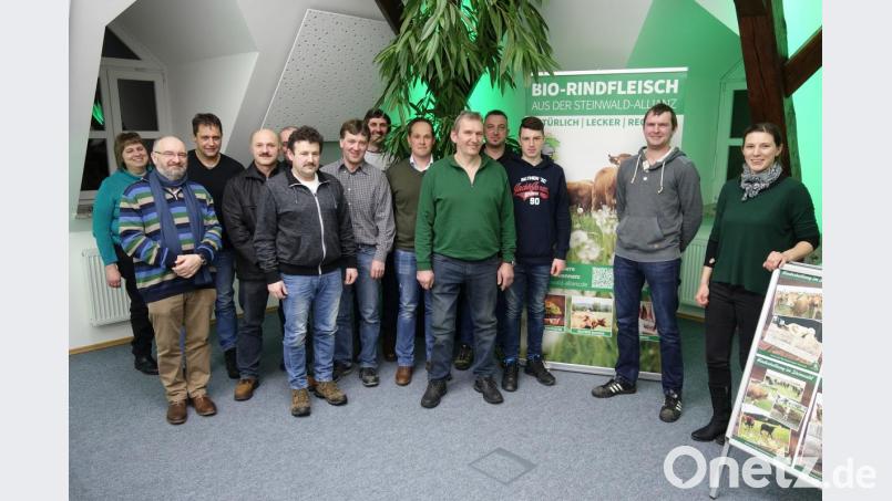 Die Mitglieder der Erzeugergemeinschaft „Öko-Rinder aus dem Steinwald“ mit den Projektmanagern der Öko-Modellregion Elisabeth Waldeck (rechts) und Günther Erhardt (Zweiter von links) und den Gründungsvorsitzenden Hans Brunnner (Fünfter von rechts), Werner Schindler (Vierter von links) und Stefan Koschta (Fünfter von links). Bild: njn