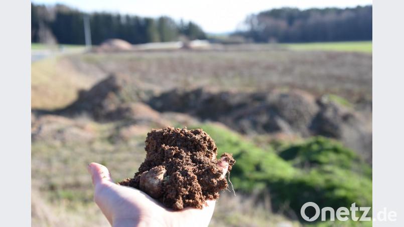 Noch ist nicht viel zu sehen, doch Anfang April geht es los beim Sportpark Pirk. Die Erdoberschicht wird zuerst abgetragen. Landwirte, die den fruchtbaren Humus brauchen, können sich bei der Gemeinde melden. Bild: Beate-Josefine Luber