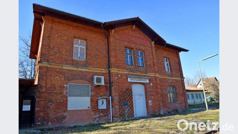 Der Bahnhof Großalbershof im Stadtteil Forsthof wurde in Berlin für 42 000 Euro versteigert. Bild: Andreas Royer