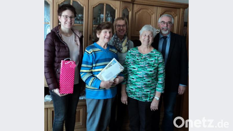 Die Jubilarin Katharina Ziereis (vorne links) mit Vereinsvertretern und Bürgermeister Manfred Rodde (rechts). Bild: ksi
