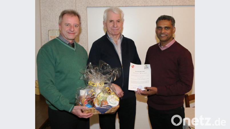 30 Jahre gehörte Alfons Brucker (Mitte) der Kirchenverwaltung an, davon 28 Jahre als Kichenpfleger. Pater Joy Munduplackal und der neue Kirchenpfleger Klaus Brunner (links) dankten herzlich für das außergewöhnlich große Engagement.