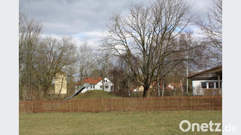 Zwischen dem alten Kindergarten (rechts), der abgerissen wird, und der Hauptstraße wird die neue Kindertagesstätte entstehen. Eine voll ausgestattete Küche soll sie nicht erhalten: Vor allem rigide Hygienevorschriften, Kosten- und Personalfragen legen einen Essensbezug von Caterern nahe. Bild: bjp