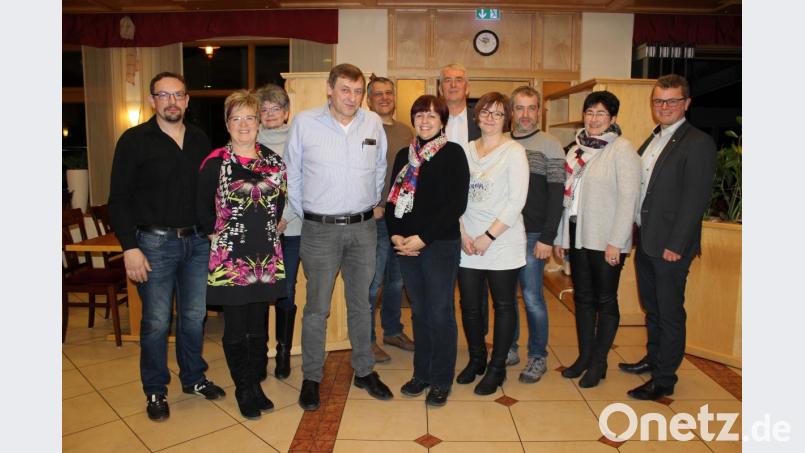 Markus Greiner und Heidi Meixner (von links) leiten den Tourismusverein als Vorsitzender und Stellvertreterin, hier im Kreis der anderen Vorstandsmitglieder und Bürgermeister Martin Birner (rechts). Bild: pko