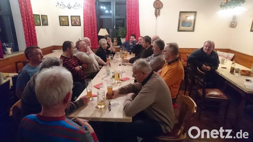 Kommunale Probleme wurden der letzten Zusammenkunft der UWG im Bräustüberl Scheuerer erörtert. Bild: gi