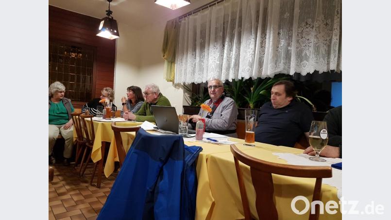 In der Jahreshauptversammlung des Kapellenbauvereins Heinersreuth ziehen (von rechts) Kassier Norbert Gradl und Vorsitzender Manfred Schaller Bilanz. Bild: hzi