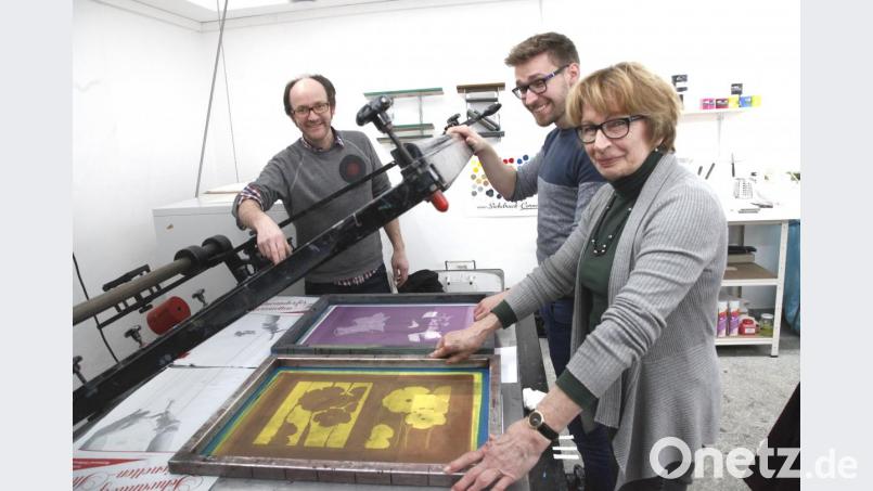 Der druckgrafische Künstler Bernd Hofmann (links) führte Marie Luise Pfeifer und deren Sohn Daniel aus Nabburg in die Geheimnisse des Siebdruckverfahrens ein. Bild: Hirsch