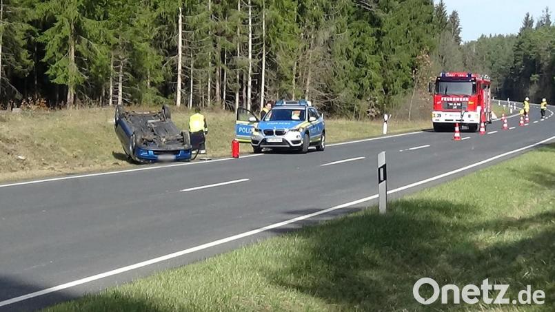 Einsatzkräfte von Polizei und Feuerwehr inspizieren das Unfallfahrzeug. Bild: jma