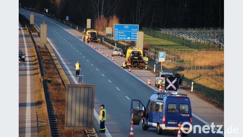 Bis kurz vor 18 Uhr war die Autobahn A 93 bei Klardorf gesperrt, nachdem am Freitag drei Autos miteinander kollidiert waren. Viele Fahrer umgingen den Stau über die Bundesstraße, wo sich gleich noch ein Unfall zutrug. Bild: Thomas Dobler