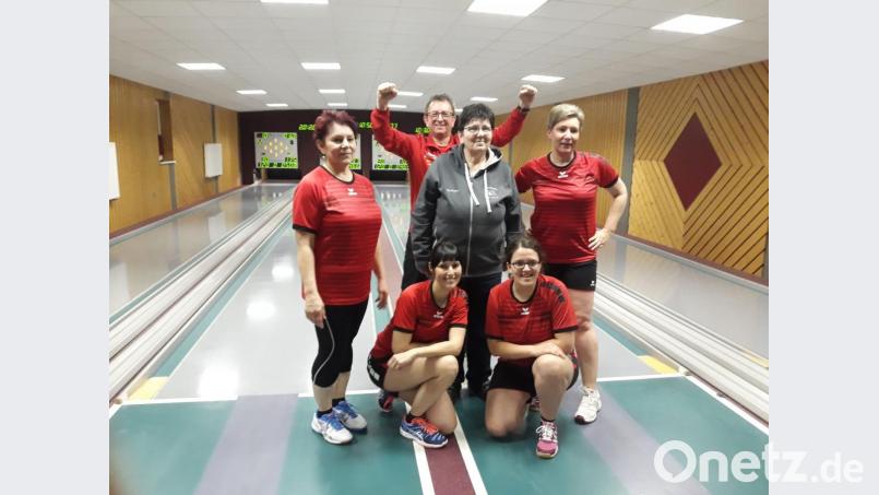 Der Sportwart Thomas Hacker freut sich über den Aufstieg der Damenmannschaft gemeinsam mit Roswitha Fürtsch, Barbara Reger, Sabine Bauriedl (stehend von links) und Anja Fürtsch und Corinna Völkl (kniend v.l.). Bild: gz