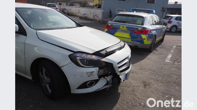 Mit diesem Mercedes rammte am Freitag eine 79-Jährige ausgerechnet einen Streifenwagen. Bild: bl