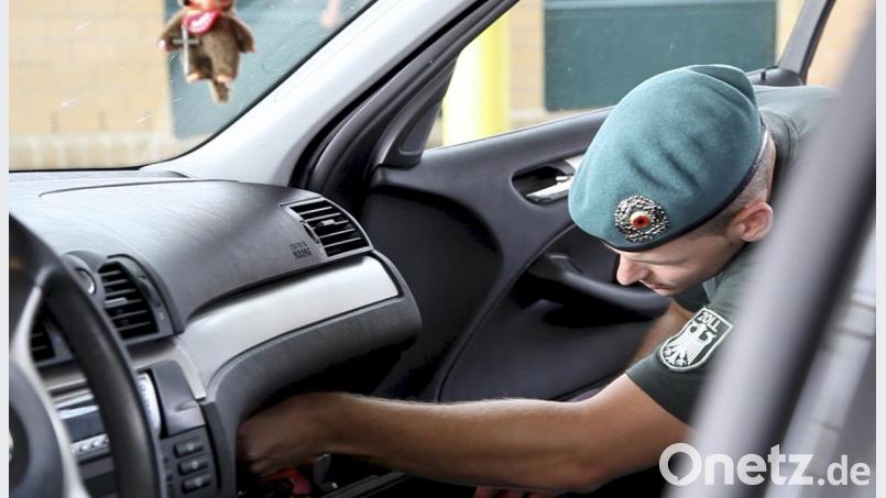 Further Zöllner stellen eine Schreckschusspistole und 13.000 Zigaretten sicher. Bild: exb/Bildungs- und Wissenschaftszentrum der Bundesfinanzverwaltung