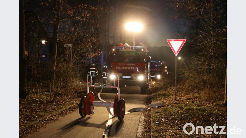 Die Einsatzkräfte löschen das Feuer an der Naabtalturnhalle. Bild: Alexander Auer