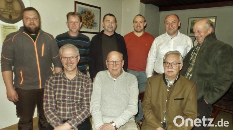 Hermann Prechtl und Josef Dobmeier werden von Jagdpächter Carlo Geilersdörfer (sitzend, von links) verabschiedet. Die neue Leitung besteht aus Vorsitzendem Christian Bäumler, Stellvertreter Stefan Kraus, Kassier Michael Auer, Schriftführer Andreas Fischer und Kassenprüfer Gerhard List (stehend. von links). Mitpächter Günther Kemmel blickt zufrieden auf ein unfallfreies Jagdjahr zurück. Bild: jml
