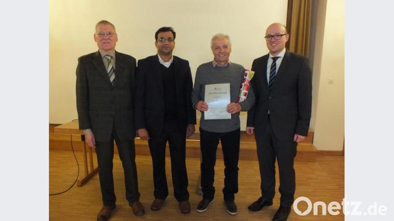 Pfarrgemeinderatssprecher Hans Enders (von links), Pfarrer Pater Anish George, Peter Langsteiner und der neue Kirchenpfleger Stefan Kausler. Bild: soj