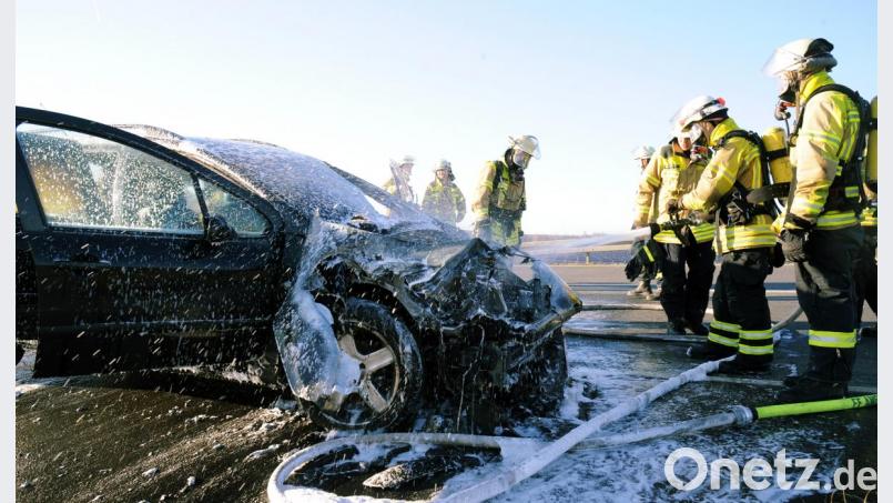 Die Feuerwehrleute konnten das Auto nicht mehr retten: Totalschaden. Bild: gf