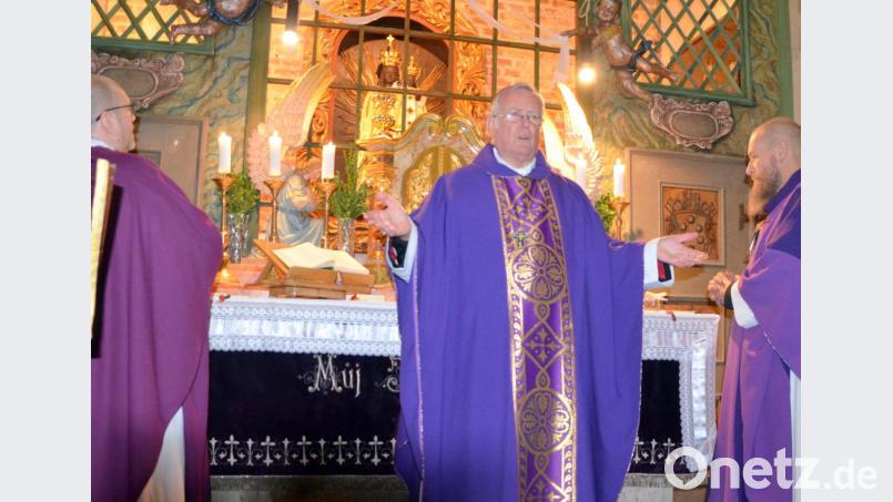 Ortspfarrer Miroslav Martis (links) und Pfarrer Klaus Oehrlein (rechts) feierten mit dem ehemaligen Würzburger Bischof Friedhelm Hofmann die deutschsprachige Pilgermesse im Haidaer Lorettoheiligtum. Bild: fjo