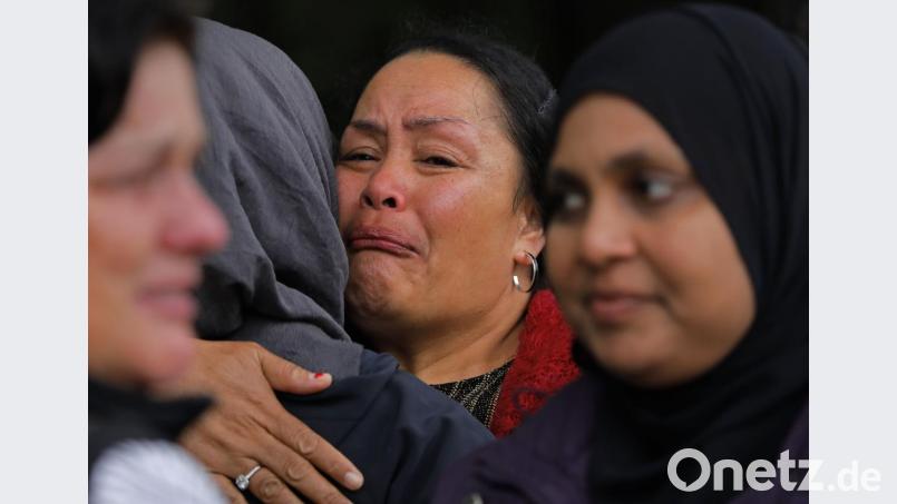 Trauernde gedenken der Opfer des Anschlages. Das Massaker mit mindestens 50 Todesopfern in zwei Moscheen im neuseeländischen Christchurch geht allem Anschein nach auf das Konto eines Rassisten. Bild: Vincent Yu/AP/dpa