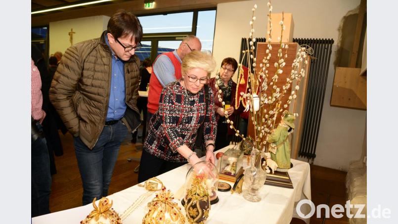 Die Exponate der Ausstellung "Klosterarbeiten" ziehen gleich bei der Eröffnung die Besucher in ihren Bann. Bild: bey