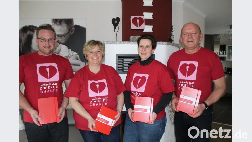 Die vier Initiatoren (von links) Johannes Bauer, Sandra Schmelber, Karin Pöllath und Josef Söllner haben als kleines Dankeschön ein Buch von der DKMS bekommen. Damit ist für die vier Ebnather die gelungene Aktion abgeschlossen. Bild: soj