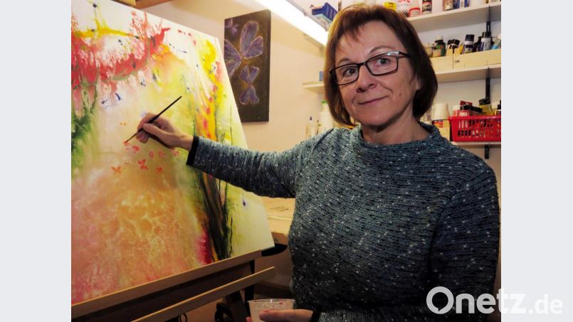 In ihrem Atelier findet Angelika Sticht Muse für stundenlanges Malen. Bild: ubb