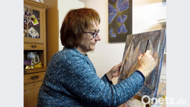 An einigen Werken arbeitete die Künstlerin bis kurz vor der Ausstellung. Bild: ubb