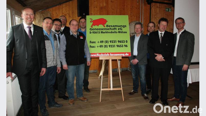 Seinen Abschied als Vorstandsvorsitzender nahm Stefan Schleicher aus Regnitzlosau (Zweiter von rechts). Sein Nachfolger ist Ralph Browa aus Hirschberglein bei Geroldsgrün (Fünfter von links). Als Referent war Konrad Bischof (rechts) geladen. Den Geschäftsbericht stellte Dr. Henning Wendt (links) vor. Bild: wro