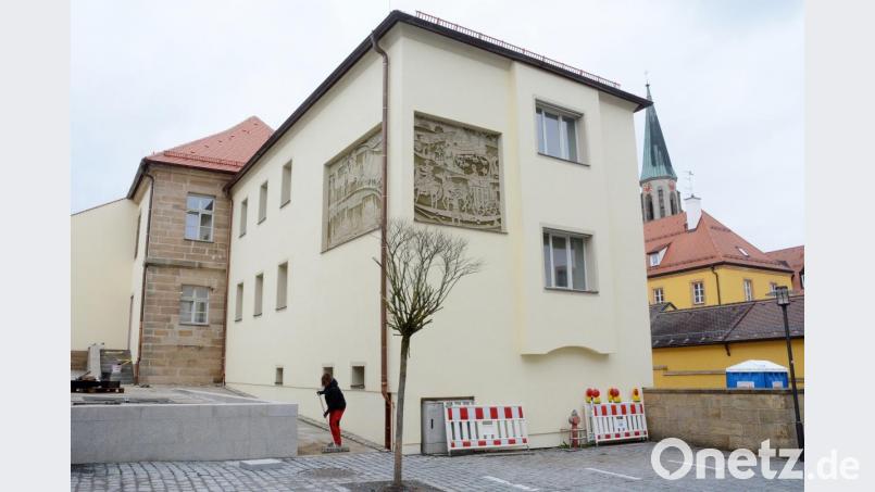 Rathaus Kemnath: Noch Sand in die Pflasterfugen - und der Außenbereich, der für die Barrierefreiheit angehoben wurde, ist so gut wie fertig. Bild: Gabi Schönberger