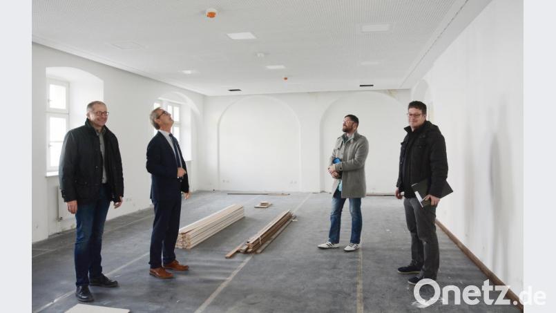 Rathaus Kemnath: Kämmerer Roman Schäffler, Bürgermeister Werner Nickl, Stefan Mälzer vom Landratsamt und Bauamtsleiter Roland Sächerl (von links) begutachten die Arbeiten im Sitzungssaal. Dort sowie im restlichen Rathaus laufen an diesem Wochenende Reinigungsarbeiten. Bild: Gabi Schönberger