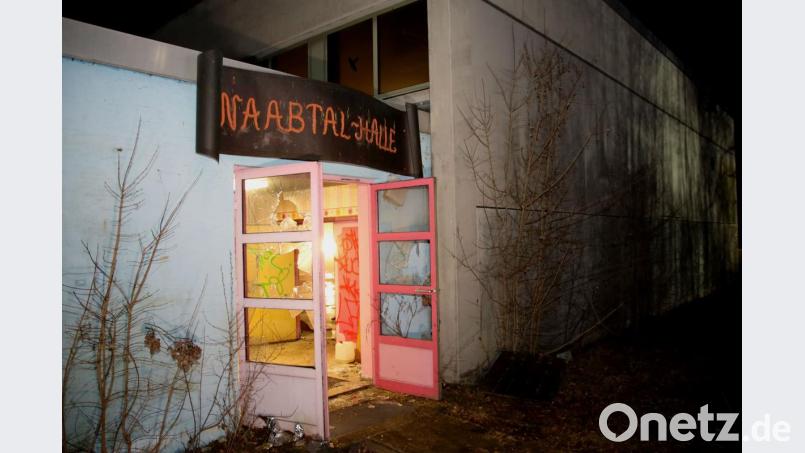 Die Einsatzkräfte löschen das Feuer an der Naabtalturnhalle. Bild: Alexander Auer