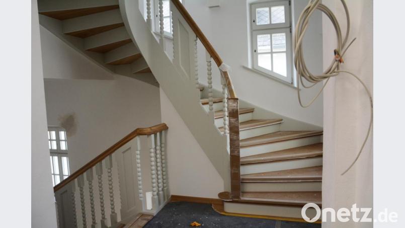 Rathaus Kemnath: Original und Kopie: Aus Gründen des Denkmalschutzes musste die Treppe ins Dachgeschoss (links) dem Aufstieg ins Obergeschoss nachempfunden werden. Bild: Gabi Schönberger