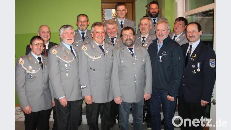 Vorsitzender Ulrich Knoch, Bürgermeister Walter Schauer (von links) und Kreisverbandsvertreter Hans Schießl (rechts) gratulieren den geehrten Mitgliedern (ab Dritten von links) Erhard Ferstl, Wolfgang Schwab, Karl-Heinz Trägler, Peter Windschüttl, Christian Obermeier, Anton Graßl, Werner Schwendner, Stefan Legl, Ludwig Dirscherl und Michael Fuchs. Bild: dl