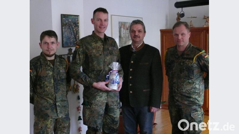 Mit einem Stadtkrug beschenkte Bürgermeister Andreas Wutzlhofer (Zweiter von rechts) den neuen Kommandeur des befreundeten Panzergrenadierbataillons 122 in Oberviechtach, Oberstleutnant i. G. Andreas Bleek (Zweiter von links). Begleitet wurde er von Hauptmann Marcus Eckert (links) und Oberstabsfeldwebel Jürgen Wölfl (rechts). Bild: dob