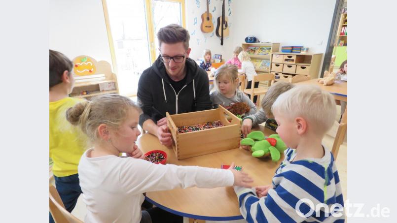 Alex Wunderlich ist rund um die Uhr gefordert. Die Kinder wollen seine ganze Aufmerksamkeit. Bild: ubb