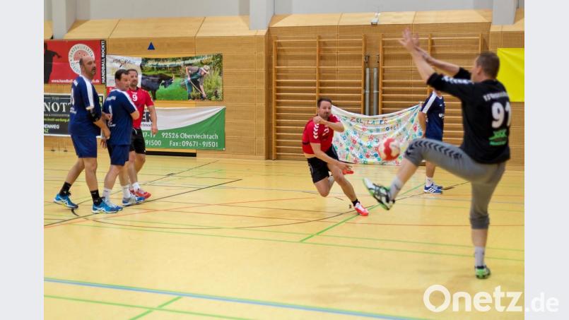 Kapitän Christian Mösbauer (hier im Spiel gegen die TS Regensburg) will mit seinen Mannen auch gegen den FC Neunburg vorm Wald bestehen. Bild: Günter Uschold (gud)
