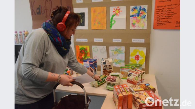 Die Schwierigkeiten eines schizophrenen Menschen in Alltagssituationen, wie dem Einkaufen, konnten Besucher nachempfinden, indem sie einen Kopfhörer aufsetzten, der "Stimmen" zuspielte. Bild: Kunz