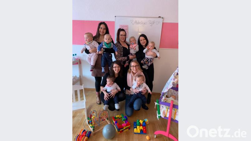 Eine hilfreiches Kursangebot: Der Mehrlingstreffs. Den Kurs leiten Kathrin Sträche (kniend links) und Tina Habermeier (hinten rechts). Bild: exb