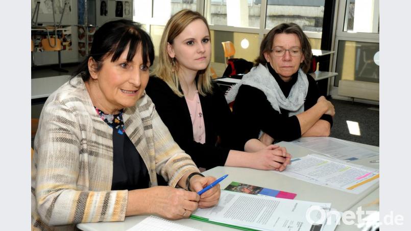 Das Projekt Respekt-Coach ist stark auf die Bedürfnisse der jeweiligen Schulen ausgerichtet. Von links: Maria Schuller, Leiterin der Luitpoldschule, Respekt-Coach Sinah Mönch und Anna Szyxmczak, Leiterin des CJD-Jugendmigrationsdienstes. Bild: Stephan Huber