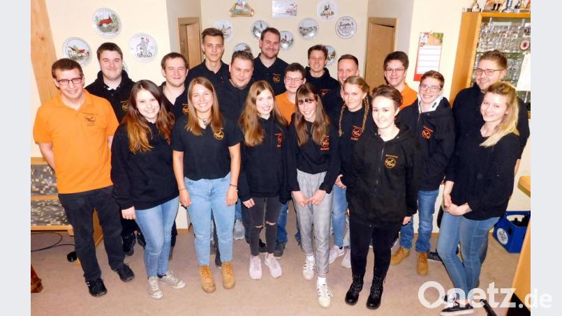 Sie sind die Verantwortlichen bei der „Dorfjugend Wirbenz“: Dominic Tanner, Manuel Wallohr, Carina Veigl, Marco Ziegler, Jana Günthner, Martin Wiesent, Maximilian Graf (Kassier), Peter Burkhardt, Rebecca Graf, Simon Schmolke (stellvertretender Vorsitzender), Antonia Graf, Jonas Günthner (Schriftführer), Dustin Lindner (Beisitzer), Julia Neuner, Lea Hermann, Hannes Hartmann, Andreas Melzner, Vorsitzender Sebastian Graf sowie Julia Preißinger (von links). Bild: hai