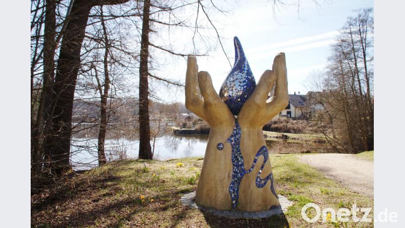 Dieses Skulptur am Kunst- und Wasserweg in Bodenwöhr ist ein Sinnbild dafür, wie kostbar Wasser ist. Bild: sir