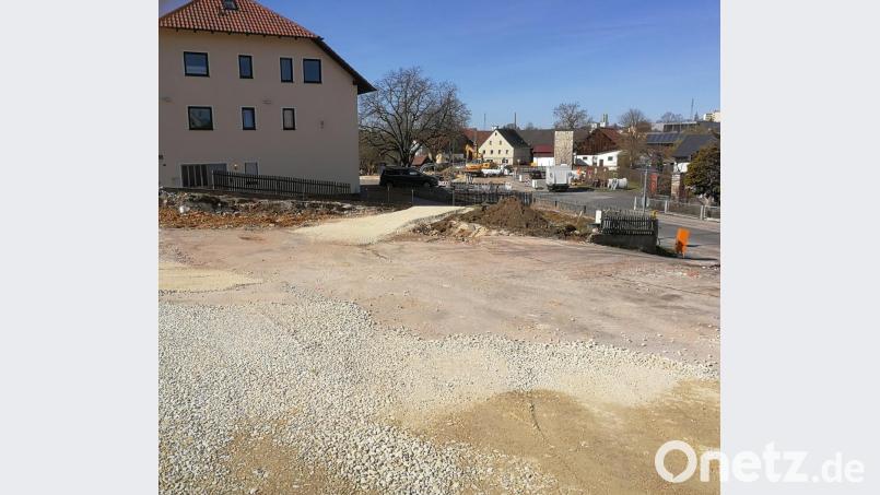 Die Baumaßnahmen im Bereich des Dorfplatzes Kümmersbruck sind bereits in vollem Gange. Die Gemeindeverwaltung bittet die Autofahrer, die geänderten Verkehrsregelungen zu beachten. Für die Übergangszeit werden gesonderte Parkplätze ausgewiesen. Bild: Gemeinde Kümmersbruck/Alexander Greiner Bild: Alexander Greiner