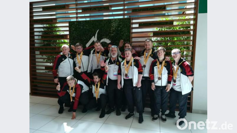 Dritter Platz bei den Special Olympics Wolrd Summer Games in Abu Dhabi: Die Basketballer der Lebenshilfe Amberg-Sulzbach zusammen mit ihren Trainern Ludwig Weidel junior (links) und Ludwig Weidel senior (Sechster von rechts). Bild: Ludwig Weidel junior