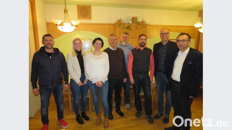 Der neu gewählte Vorstand der FWG Altenstadt (von rechts): Konrad Adam, Bernhard Pscheidt, Peter Schramek, Michael Eismann, Siegfried Klarner, Claudia Plödt, Sina Reber und Peter Schiml. Bild: adj